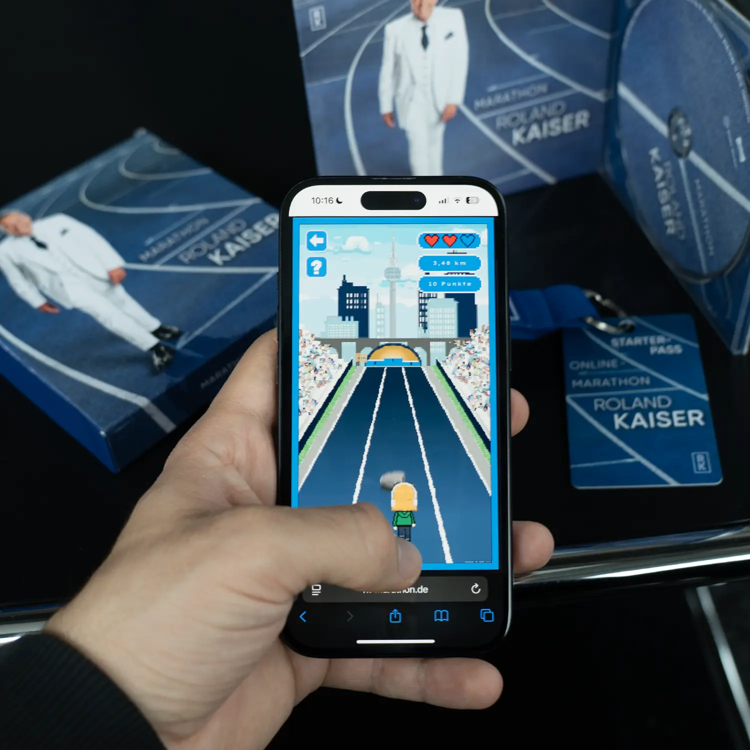 Phone Playing Roland Kaiser Mini Game